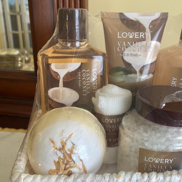 NWT Lowery Vanilla Coconut 9 piece Bath Gift Set - Picture 2 of 5
